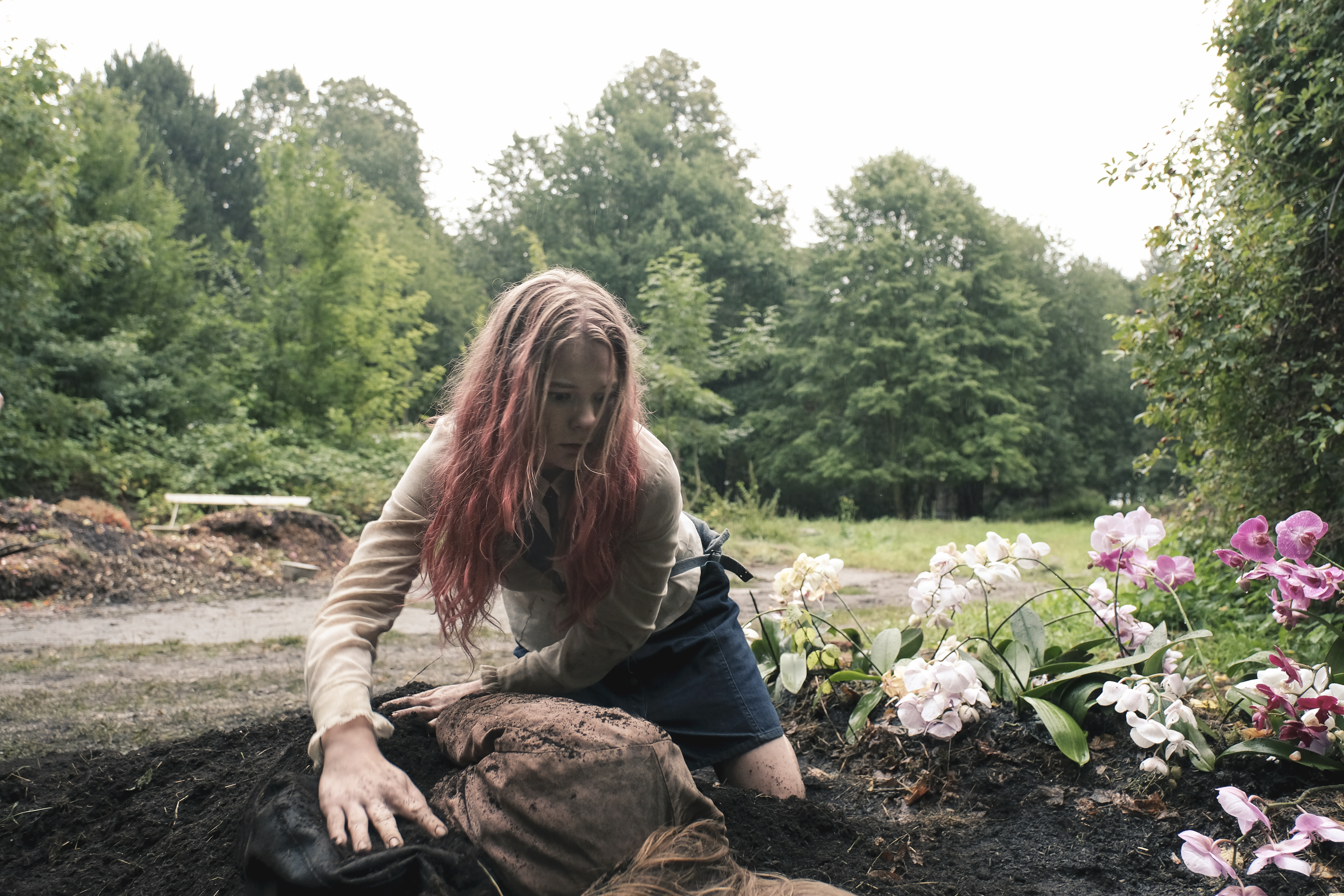 kadr z filmu Endzeit, 2018, reż. Carolina Hellsgård, Vivi znajduje Evę w ziemi i wykopuje ją, źródło: promo 